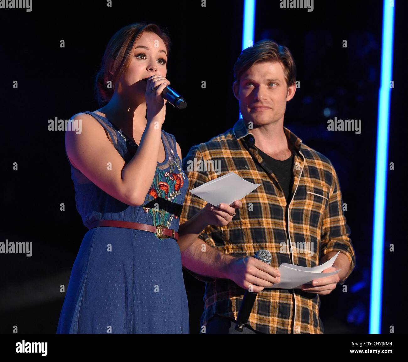 Hayley Orrantia und Chris Carmack während des CMA Music Festival 2019 Stockfoto