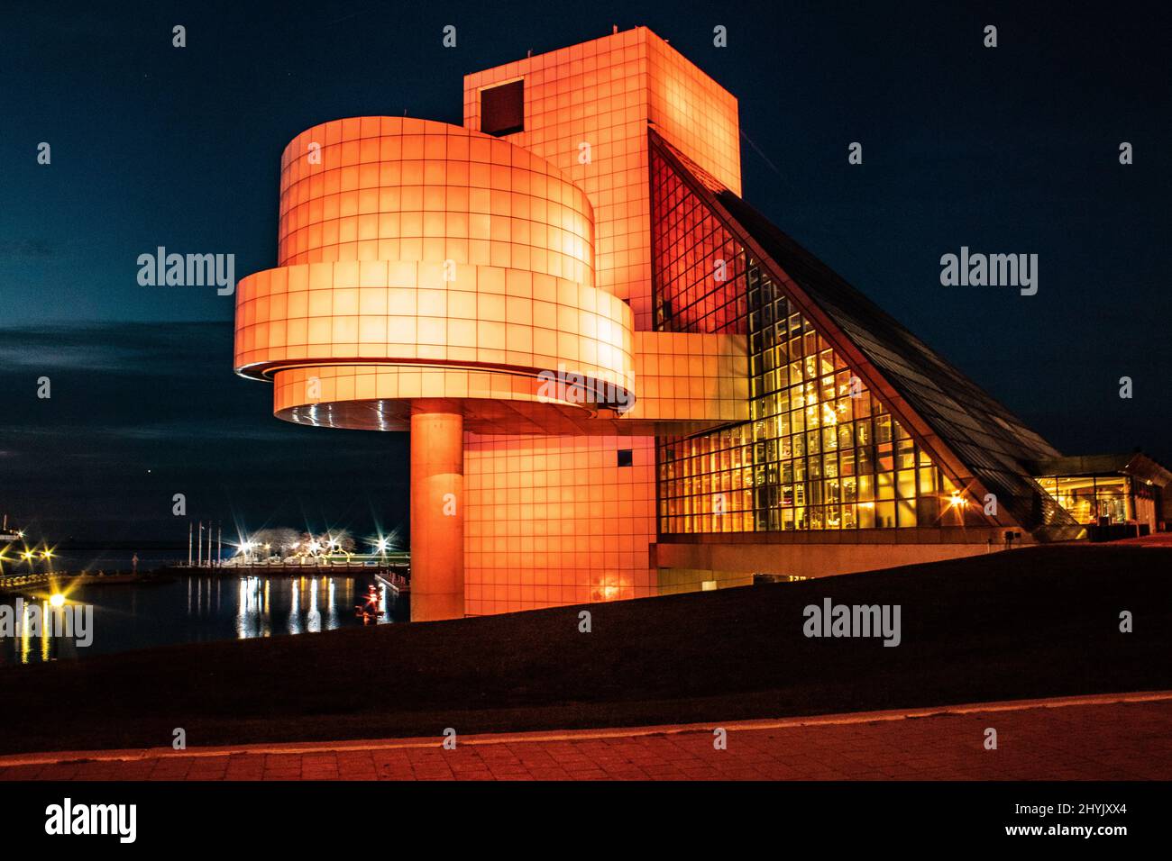 Nachtansicht der Rock N Roll Hall of Fame, Cleveland, USA Stockfoto