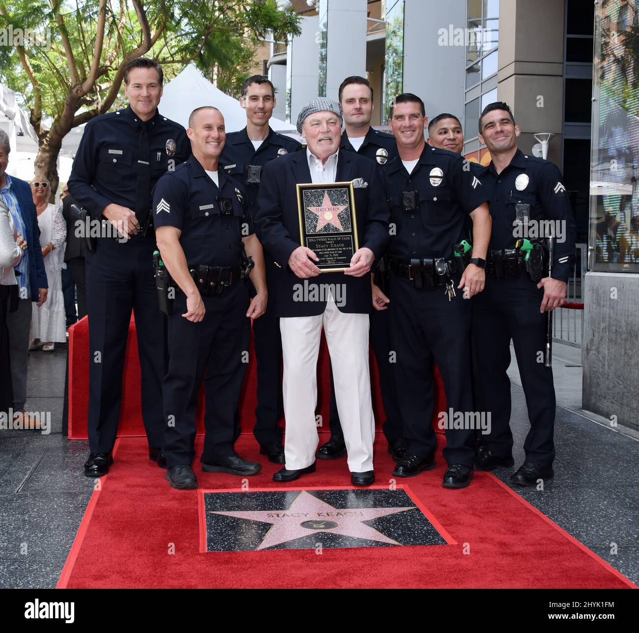 Stacy Keach und die LAPD beim Stacy Keach Hollywood Walk of Fame in Los Angeles Stockfoto
