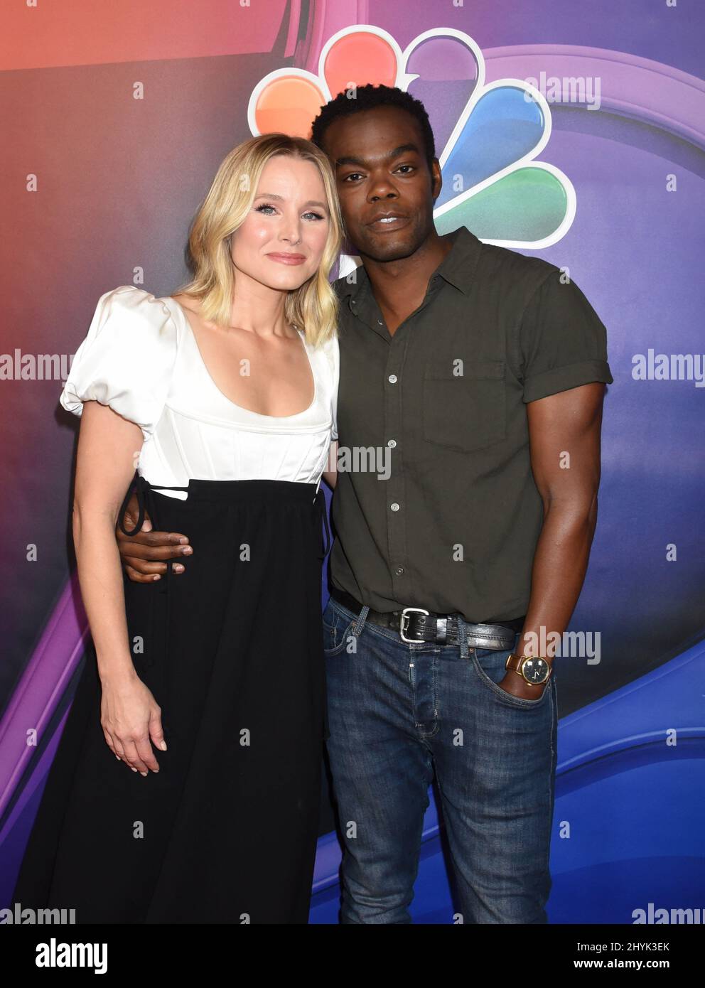 Kristen Bell und William Jackson Harper nahmen an der NBC TCA Press Tour 2019 im Beverly Hilton Hotel Teil Stockfoto