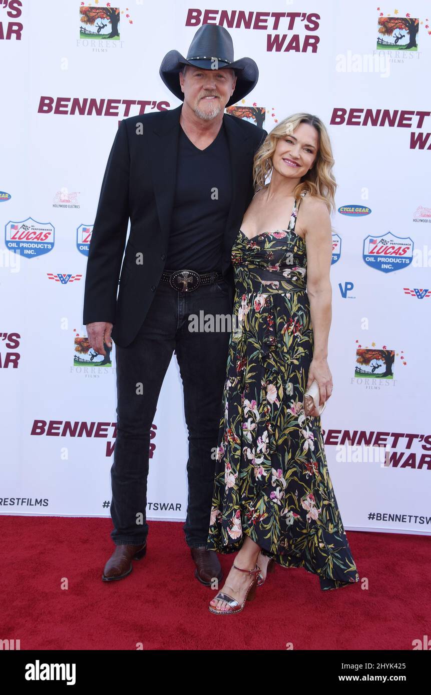 Trace Adkins und Victoria Pratt bei der Premiere von „Bennett's war“, die im Steven J. Ross Theater in den Warner Bros. Studios stattfand Stockfoto