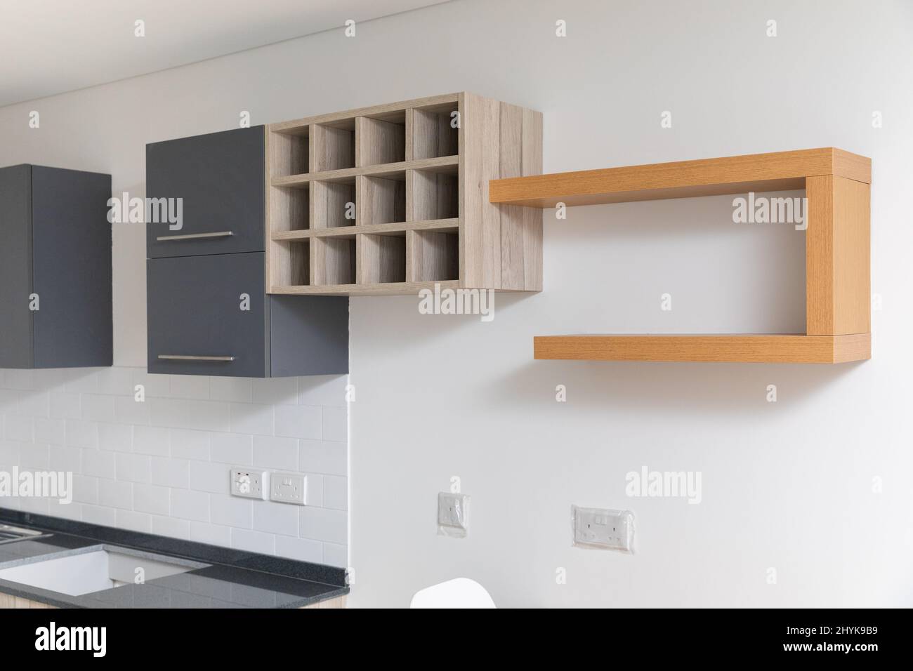 Design von Küchenschränken in verschiedenen modernen Stilen über der Kochplatte Stockfoto