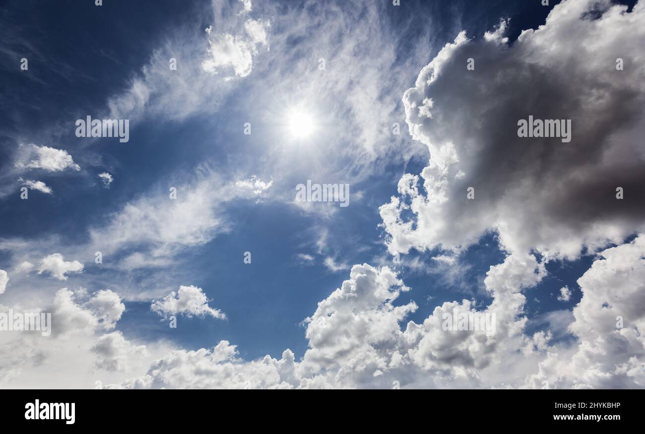 Weiße, flauschige Wolken am fantastischen blauen Himmel. Himmel vor Sturm überholen. Stockfoto