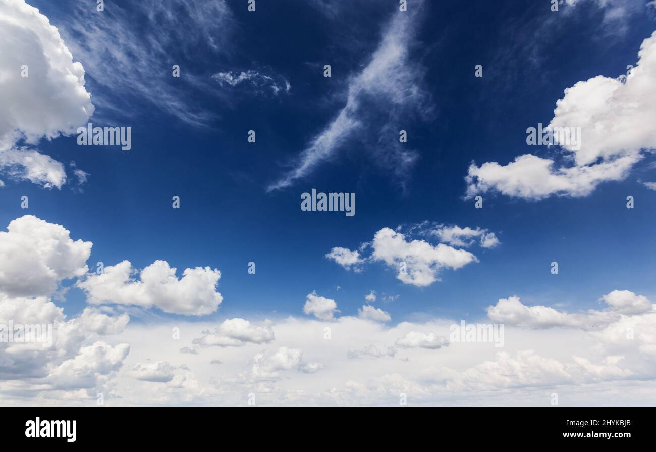 Flauschigen weißen Wolken, die in der fantastischen blauen Himmel. Stockfoto