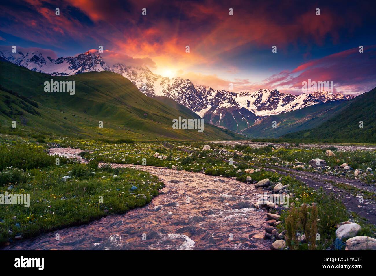 Fantastische Landschaft und bedeckter Himmel am Fuße des Tetnuldi-Gletschers. Oberes Svaneti, Georgien, Europa. Kaukasus. Beauty-Welt. Stockfoto