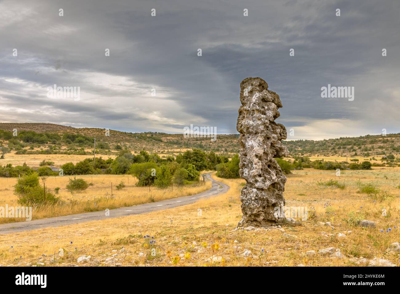 Menhir stehender Steinmonolith in Causse de Blandas Kalkstein Karst Hochland Landschaft, Frankreich Stockfoto