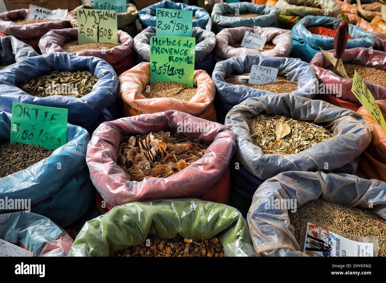 Beutel mit getrockneten Kräutern, Gewürzmischungen, an einem Marktstand, Mulhouse, Mulhouse, Elsass, Frankreich Stockfoto