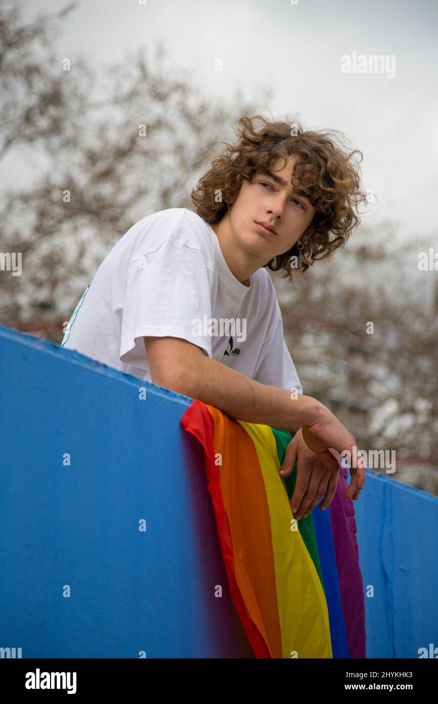 Young gay boy -Fotos und -Bildmaterial in hoher Auflösung – Alamy