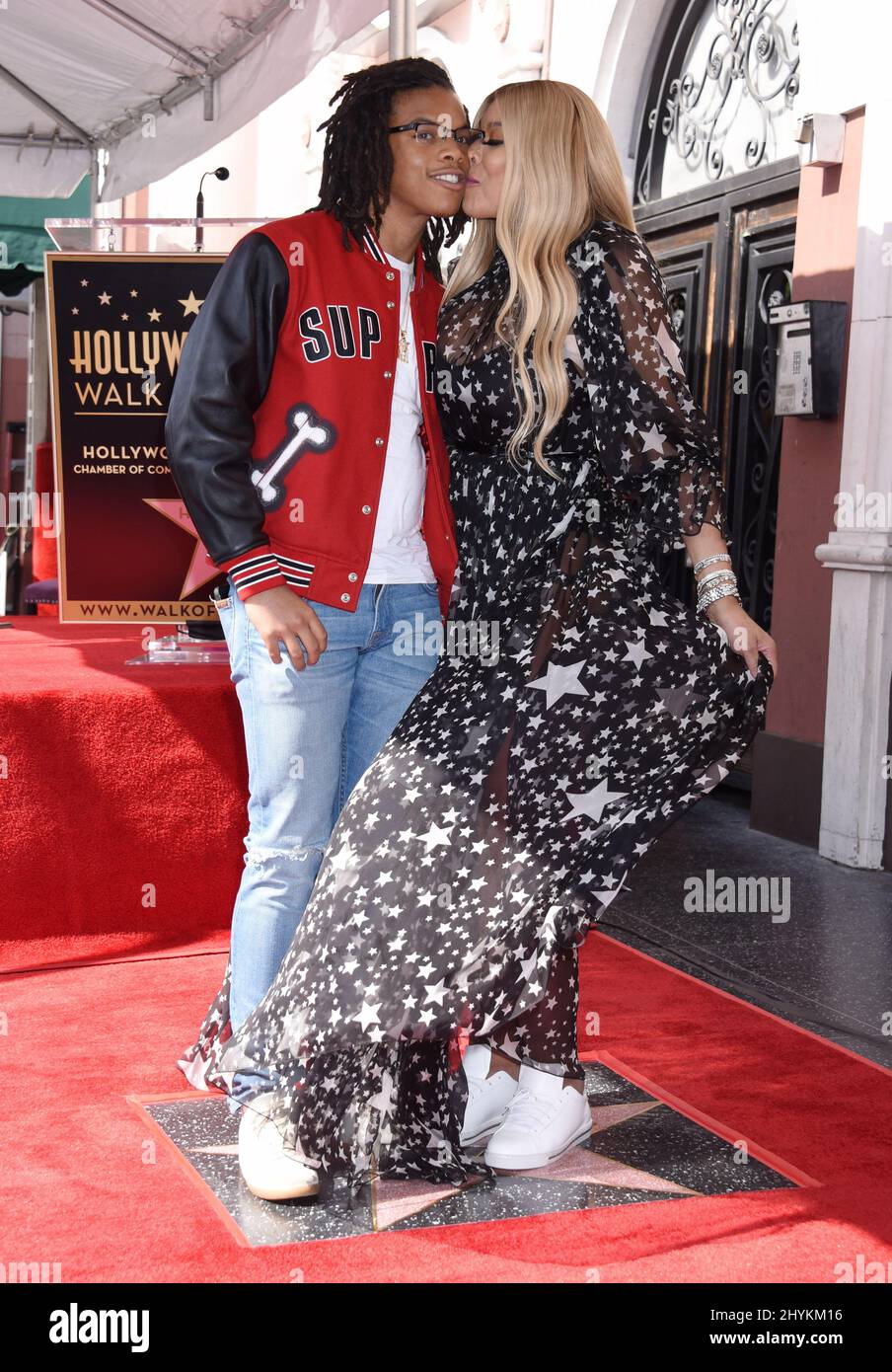 Wendy Williams wird von Kevin Hunter Jr. bei ihrer Hollywood Walk of Fame-Starzeremonie am 17. Oktober 2019 in Hollywood, CA, begleitet Stockfoto
