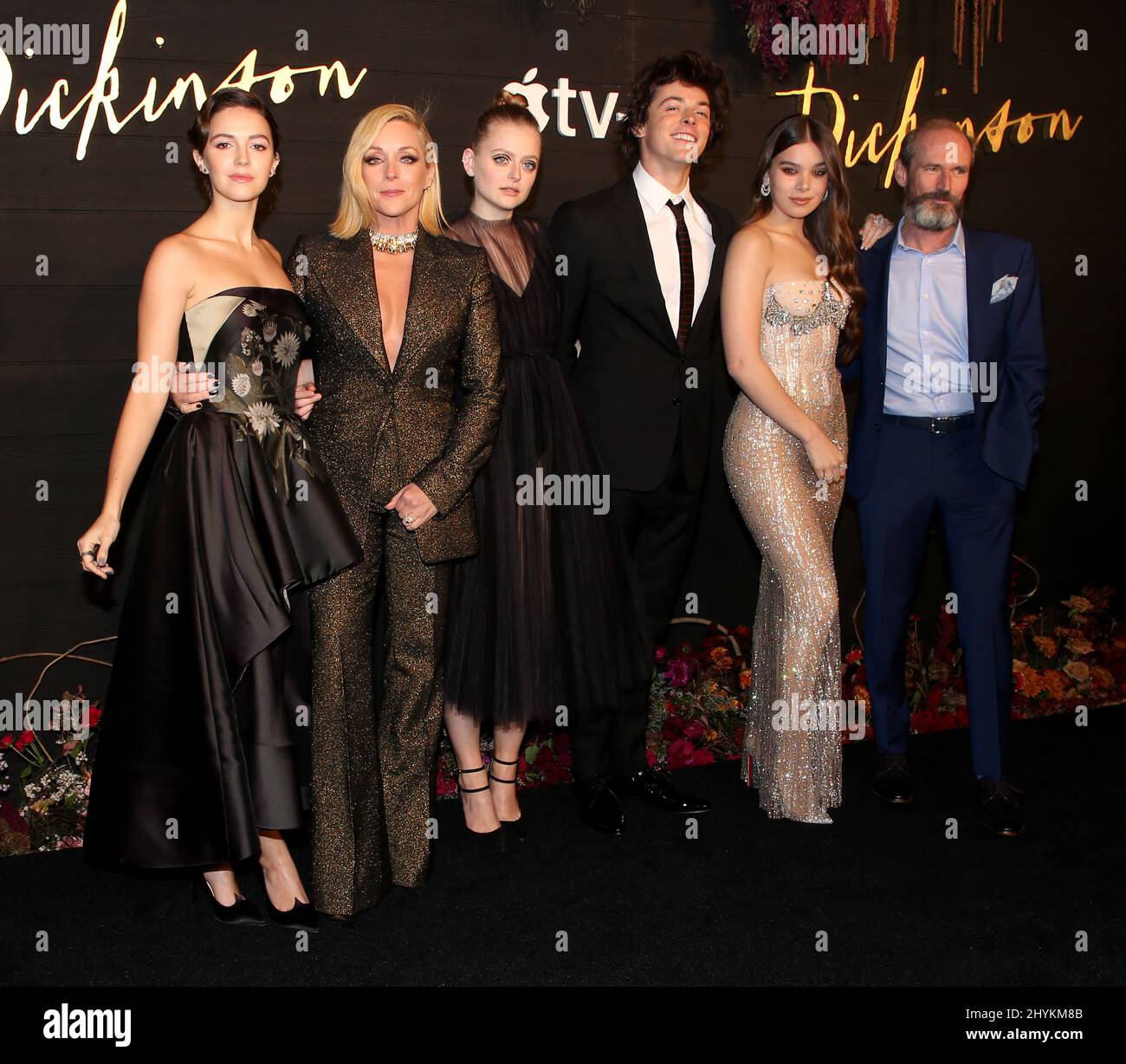 Ella Hunt, Jane Krakowski, Anna Baryshnikov, Adrian Blake Enscoe, Hailee Steinfeld & Toby Huss bei der Weltpremiere „Dickinson“ im St. Ann's Warehouse am 17. Oktober 2019 in Brooklyn, USA. Stockfoto