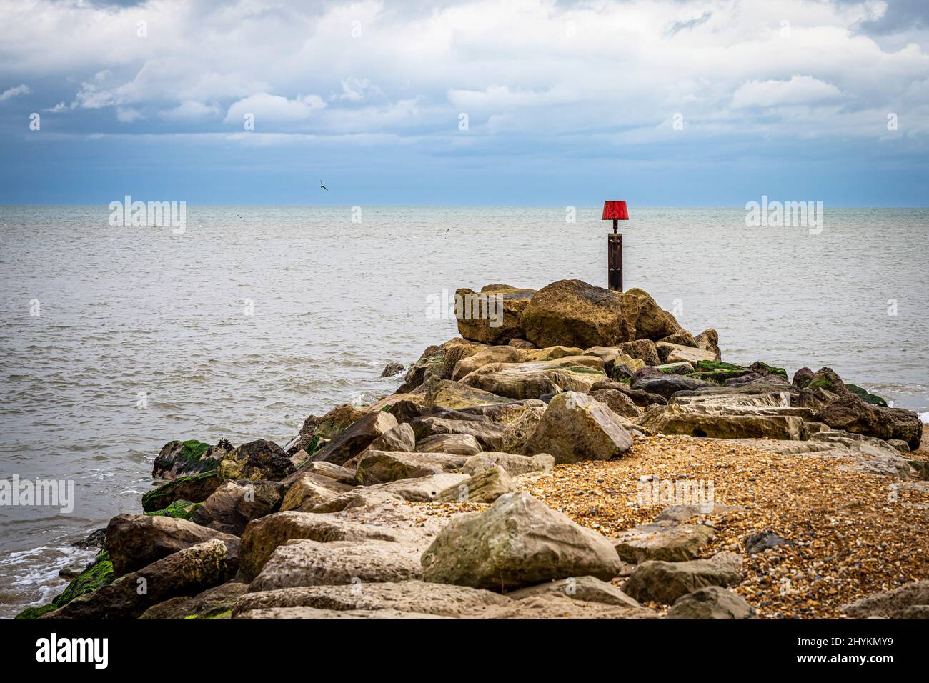 Groyne an der Dorset-Küste in der Nähe von Hengistbury Head, Ärmelkanal Stockfoto