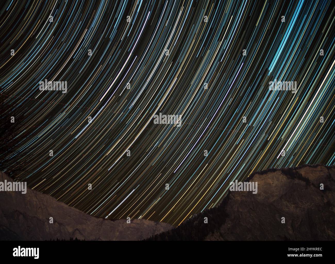 Startrails, im nächtlichen nordöstlichen Himmel der nördlichen Hemisphäre, Wallis, Schweiz Stockfoto