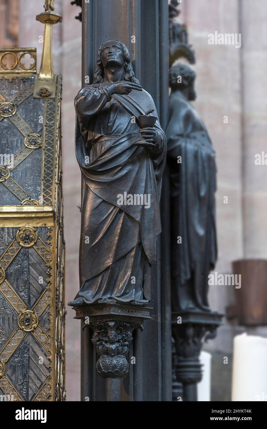 Apostel Johannes, Attribut Kelch mit Schlange, Sebaldus-Grab erstellt von Peter Vischer 1507-1517, Sebaldus-Kirche, Nürnberg, Mittelfranken, Bayern Stockfoto