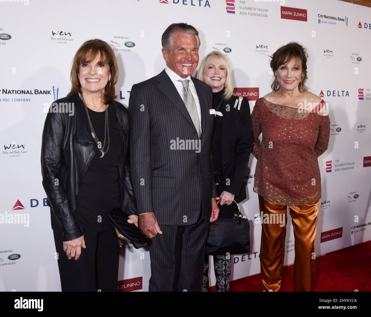 Linda Gray, George Hamilton, Kelly Day und Michele Lee nahmen am Empfang der Elizabeth Taylor AIDS Foundation im Mark Zunino Atelier in Beverly Hills, Kalifornien, Teil Stockfoto