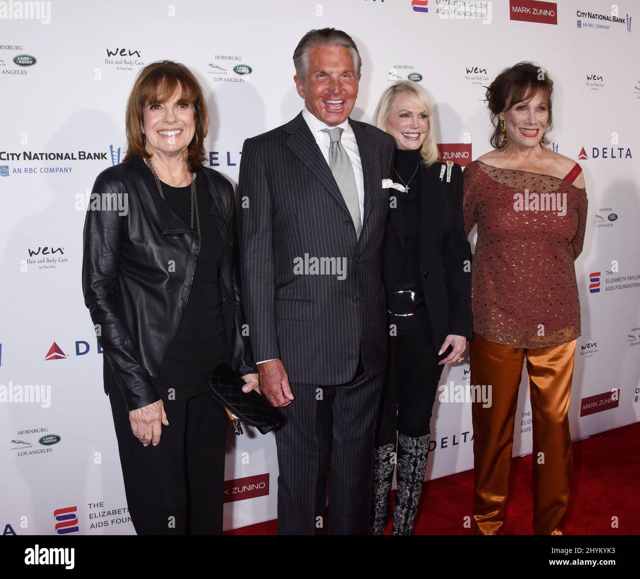 Linda Gray, George Hamilton, Kelly Day und Michele Lee nahmen am Empfang der Elizabeth Taylor AIDS Foundation im Mark Zunino Atelier in Beverly Hills, Kalifornien, Teil Stockfoto