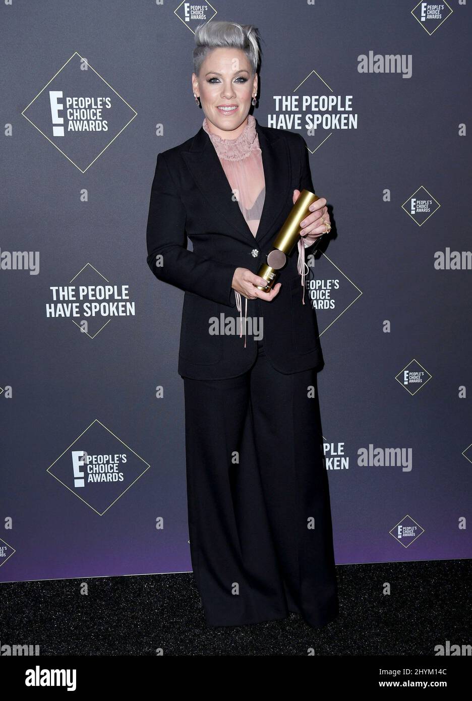 Pink im Pressraum der 2019 E! People's Choice Awards bei Barker Hanger Stockfoto