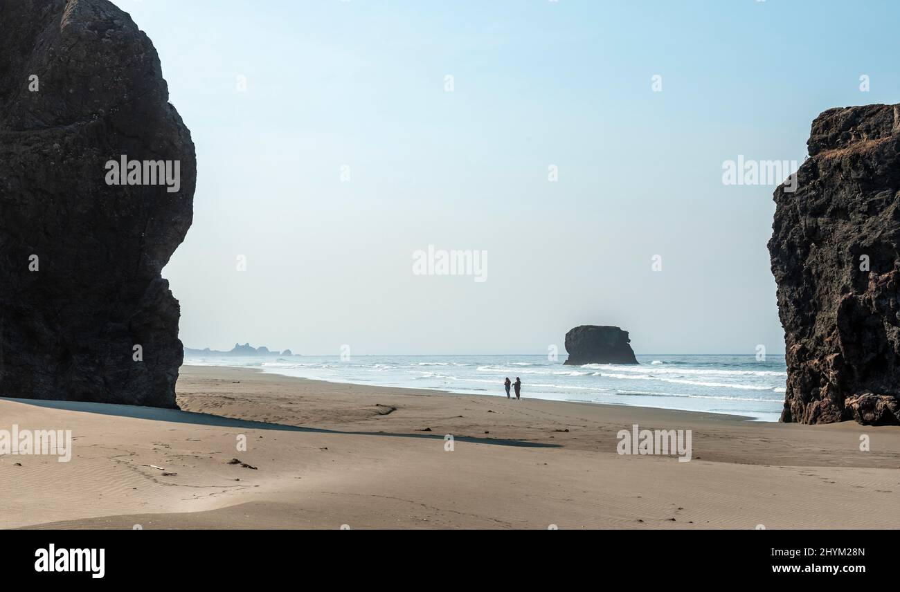 Menschen am Strand zwischen großen Felsen, Sandstrand mit Meer, Küstenlandschaft, Pistol River Middle, Ariyas Beach, Oregon, USA Stockfoto