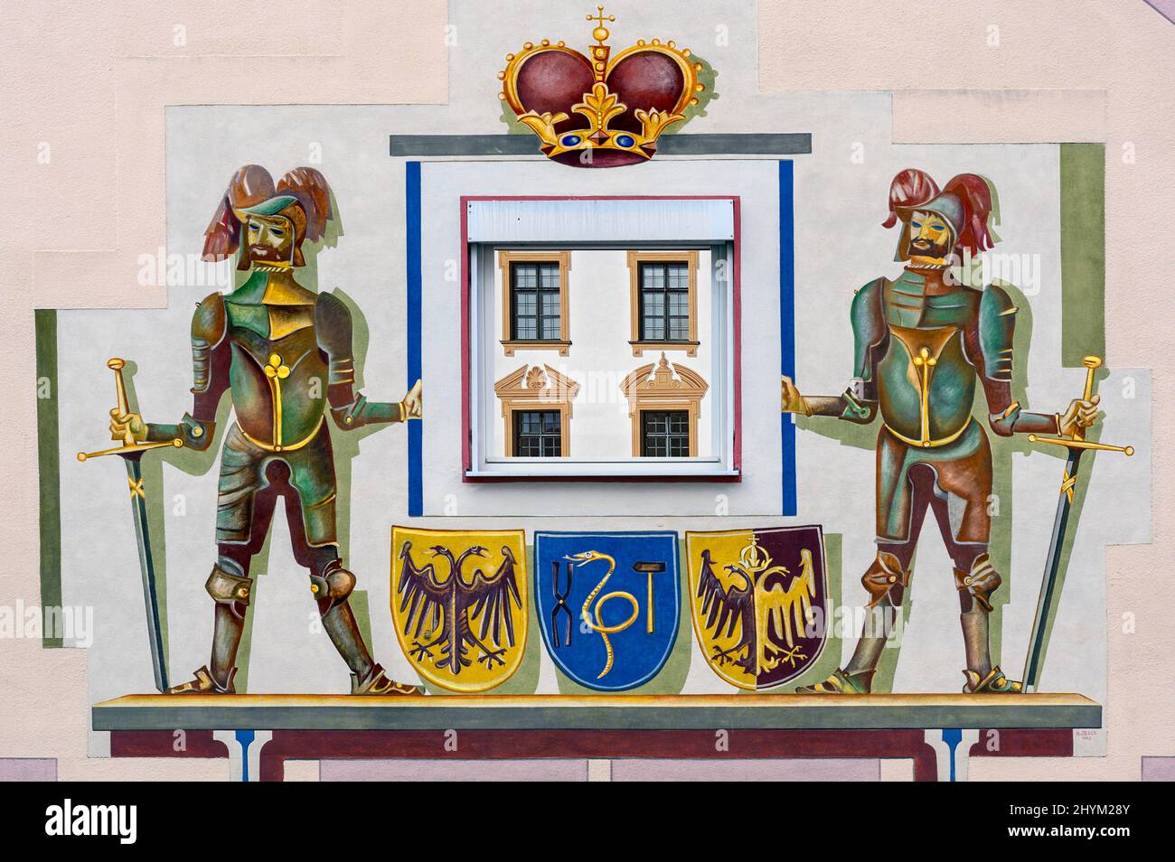 Wandfresko, Wappen und zwei Ritter von H. Zeller 1995, Kempten, Allgäu, Bayern, Deutschland Stockfoto