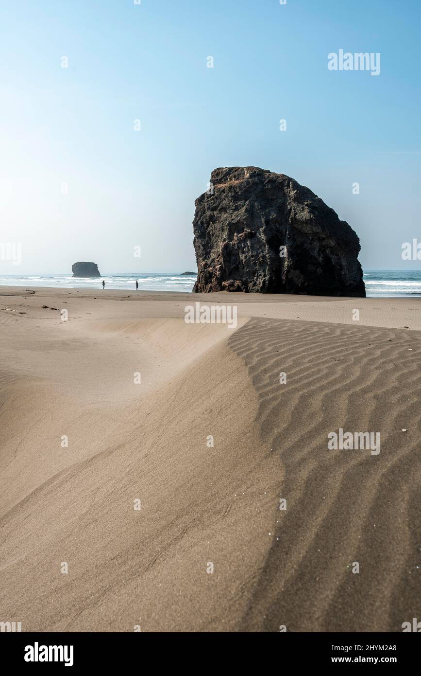 Sandstrand mit Meer und großen Felsen, Küstenlandschaft, Pistol River Middle, Ariyas Beach, Oregon, USA Stockfoto