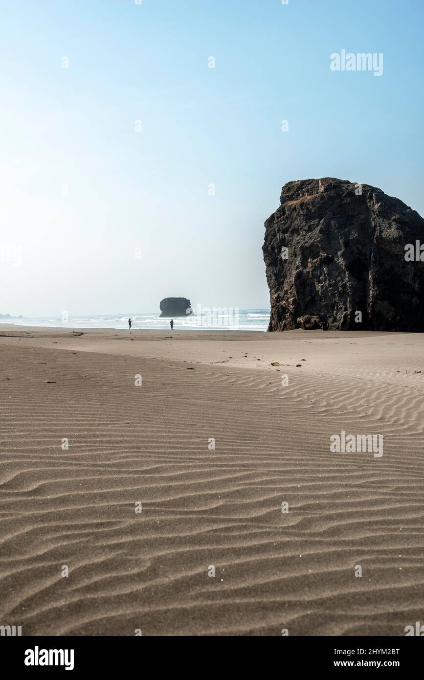 Sandstrand mit Meer und großen Felsen, Küstenlandschaft, Pistol River Middle, Ariyas Beach, Oregon, USA Stockfoto