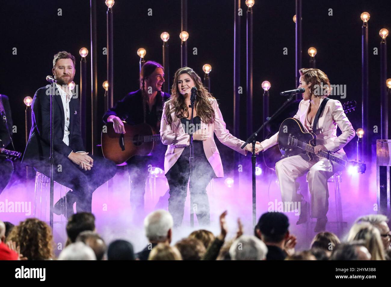 Charles Kelley und Hillary scott von Lady Antebellum und Halsey bei den Annual Country Music Association Awards 53., die von Carrie Underwood und Dolly Parton und Reba McEntire veranstaltet und am 13. November 2019 in der Bridgestone Arena in Nashville, TN, abgehalten wurden. Stockfoto
