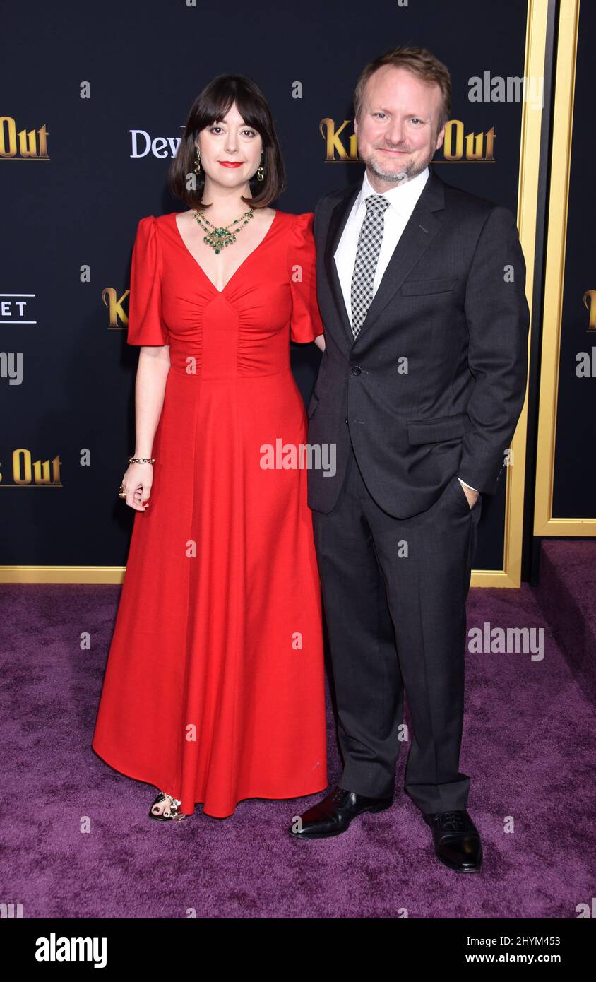 Rian Johnson und Karina Longworth bei der Premiere von „Knives Out“ in Los Angeles am 14. November 2019 im Regency Village Theatre in Westwood, Los Angeles. Stockfoto