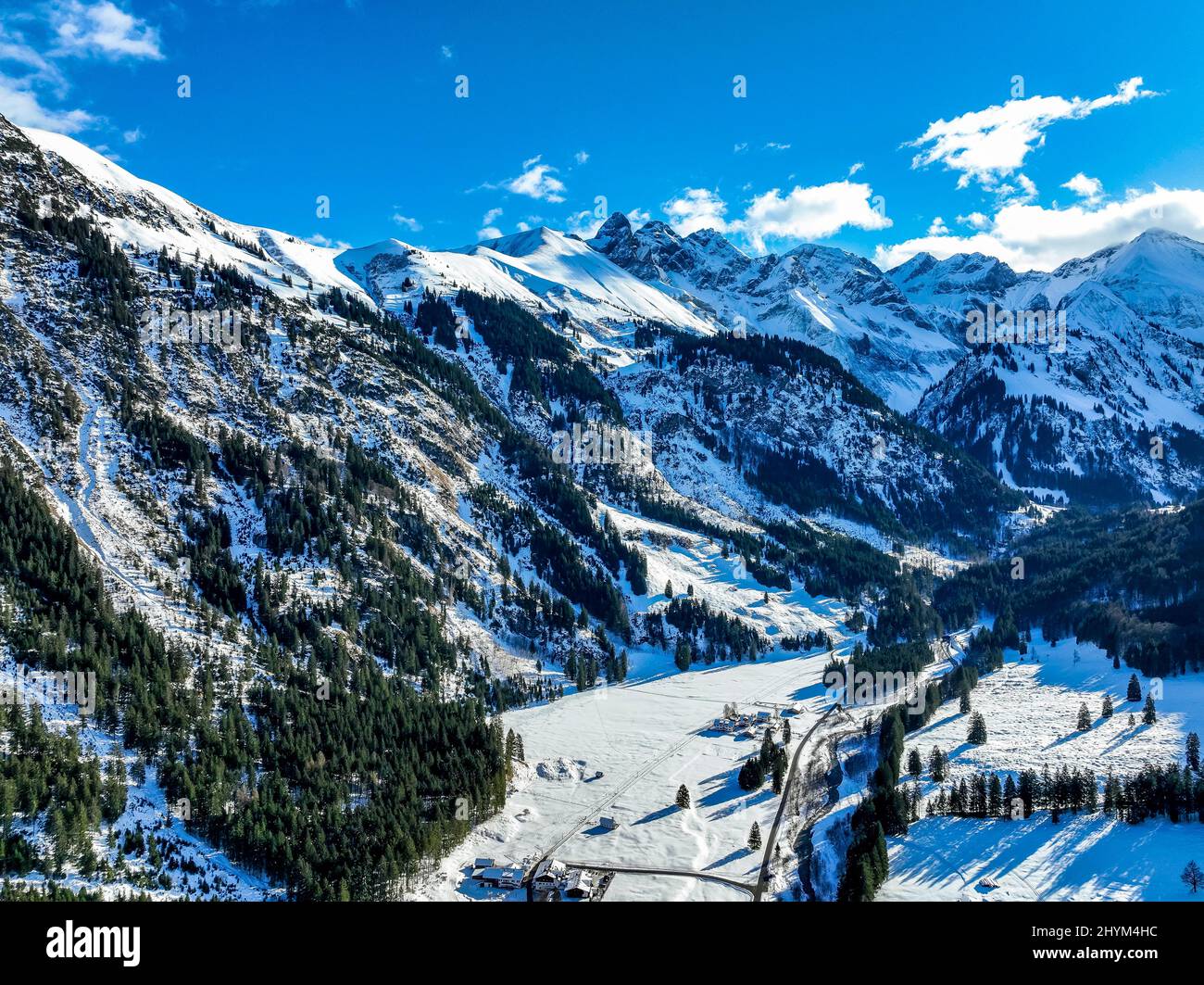Birgsauer Tal mit Bauernhöfen, Oberstdorf, Allgäu, Bayern, Alpen, Deutschland Stockfoto