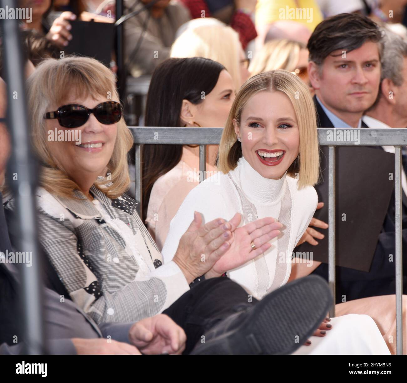 Kristen Bell wird von Lorelei Bell bei ihrer Walk of Fame Zeremonie am Hollywood Blvd am 19. November 2019 in Hollywood, CA, begleitet. Stockfoto