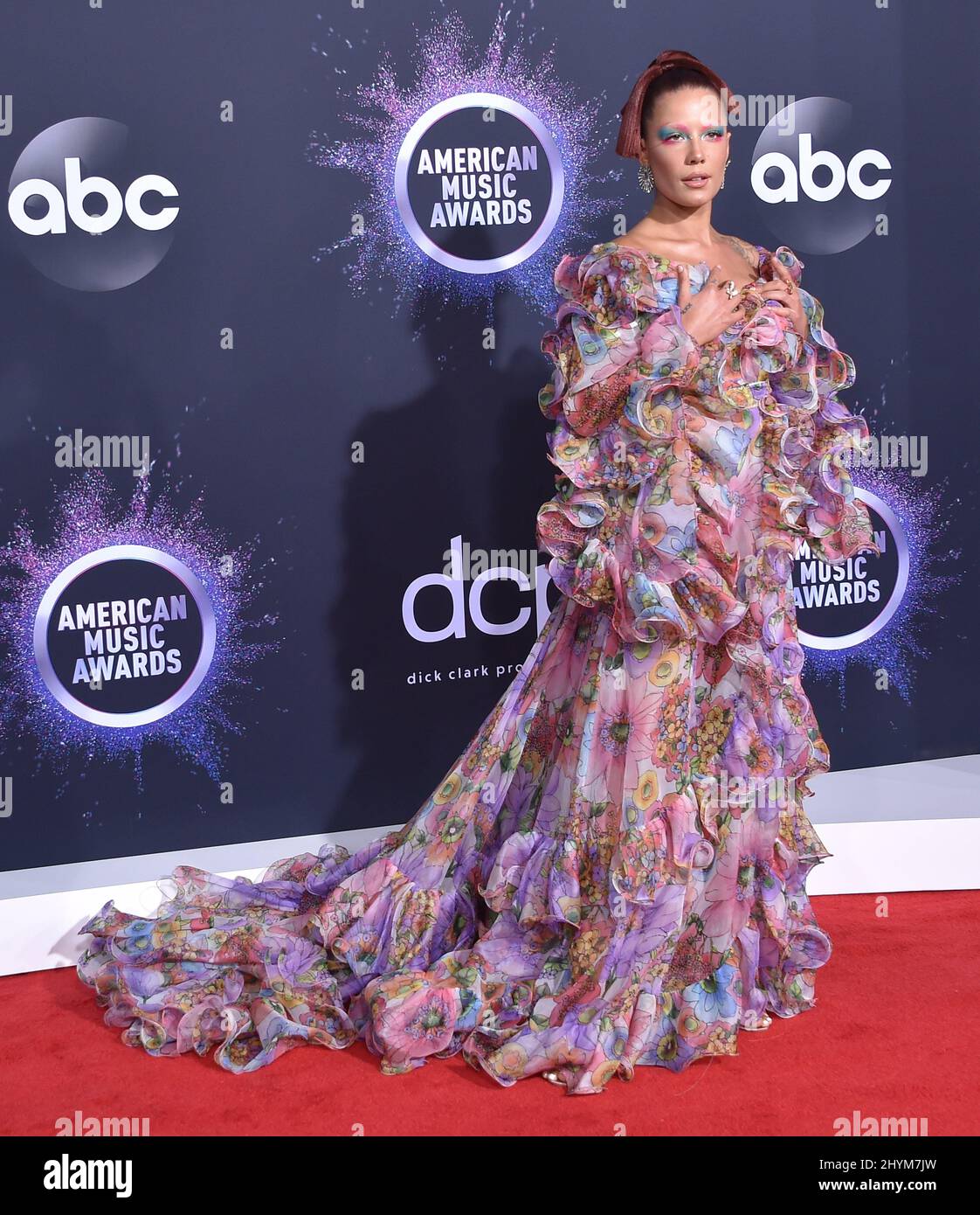 Halsey nimmt an den American Music Awards 2019 im Microsoft Theater in Los Angeles, Kalifornien, Teil Stockfoto