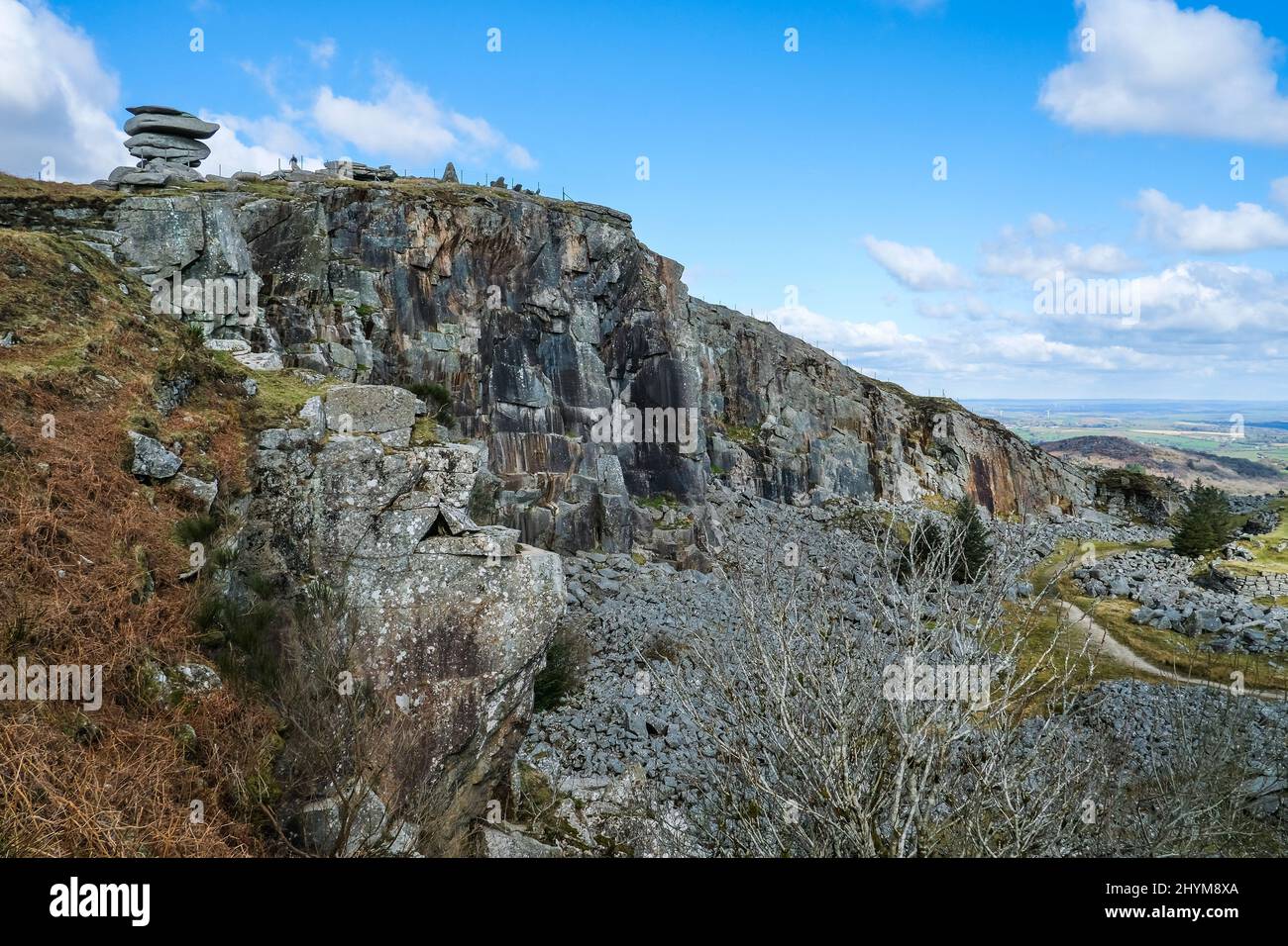 Der Gesteinsbrocken der Cheesewring liegt am Rand der Überreste des stillgelegt Stowes Hill Quarry Cheesewring Quarry auf Bodmin Moor in Cornwall. Stockfoto