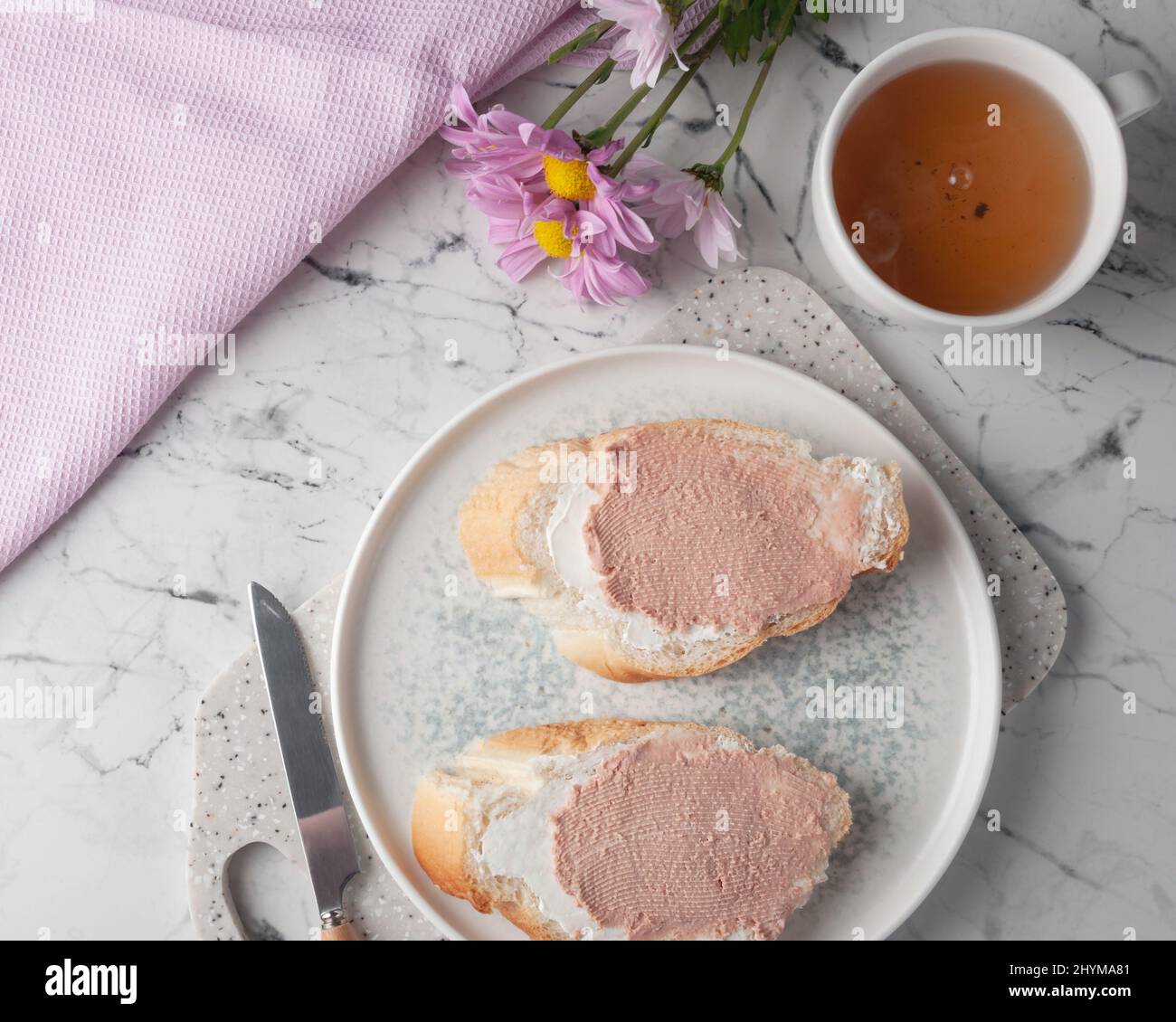 Schneller Snack auf einem Teller. Stockfoto