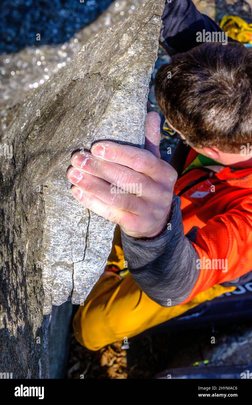 Bouldern für Kletterer in Chironico, Kanton Tessin, Schweiz Stockfoto
