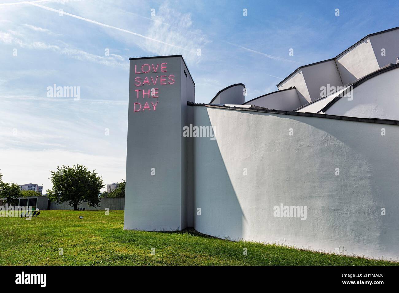 Modernes Gebäude mit Leuchtschild, Love Saves the Day, Architekt Frank Gehry, Vitra Campus, Vitra Design Museum, weil am Rhein Stockfoto