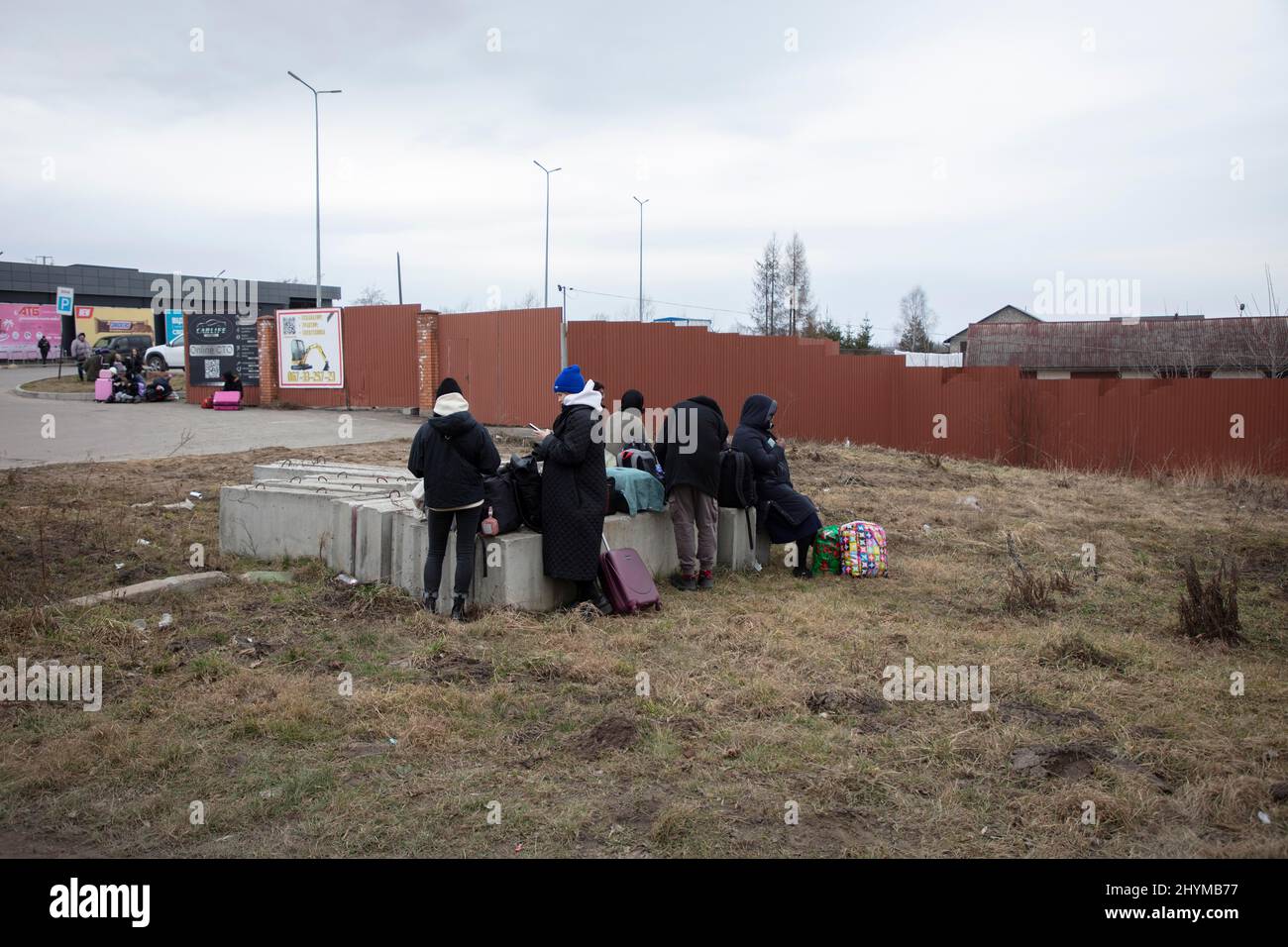 Ukrainische Flüchtlinge an der Grenze, Migranten fliehen ebenfalls aus dem Krieg, sie sind die einzigen Männer unter den Flüchtlingen, ukrainische Männer zwischen 18 und 60 Jahren Stockfoto