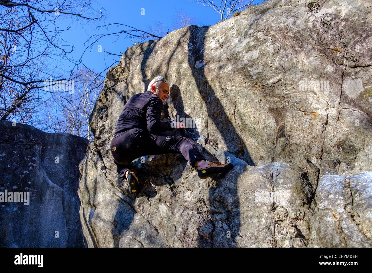 Bouldern für Kletterer in Chironico, Kanton Tessin, Schweiz Stockfoto