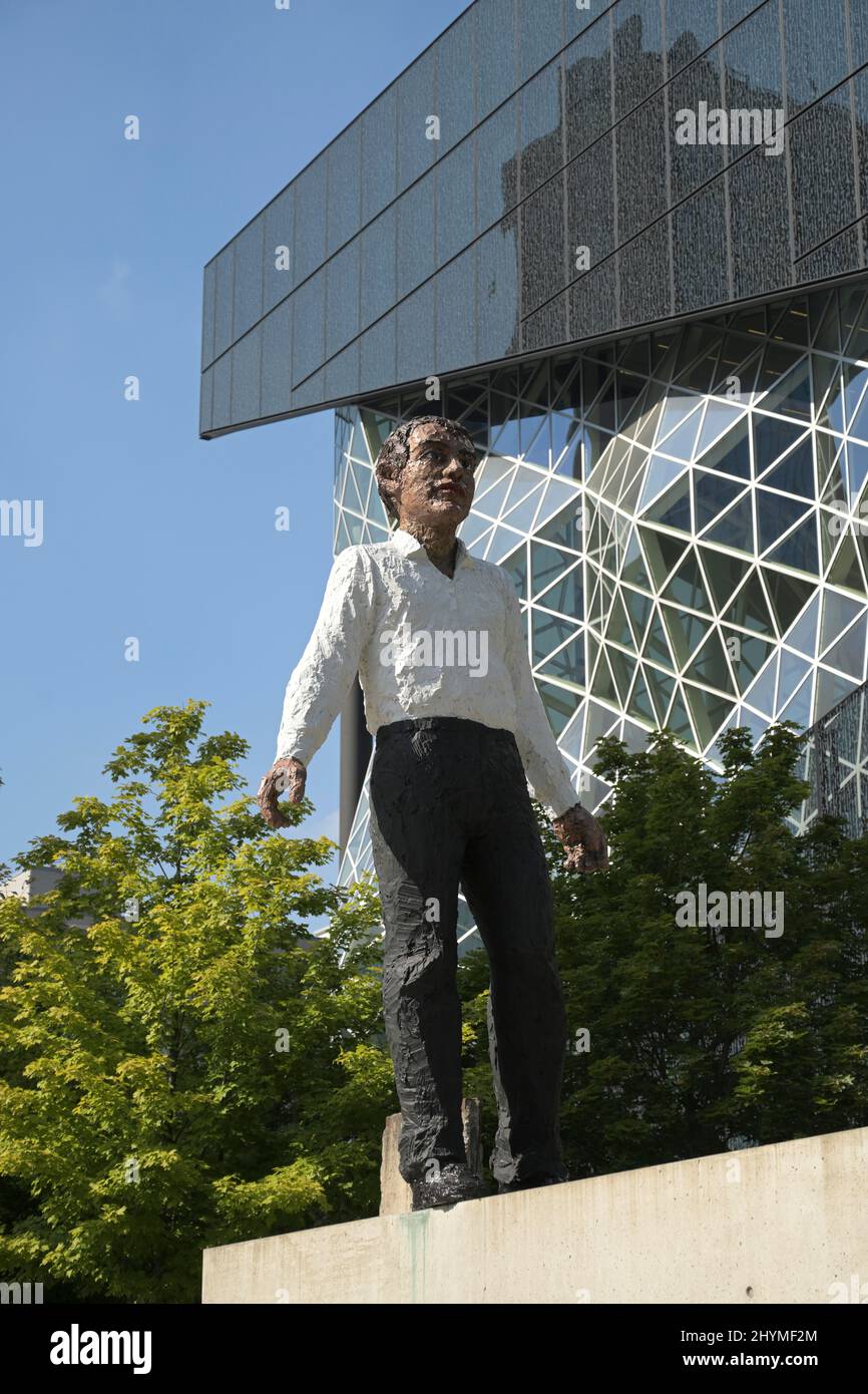 Skulptur Balanceakt von Stephan Balkenhol Neubau Springer-Verlag, Axel-Springer-Straße, Zimmerstraße, Kreuzberg, Friedrichshain-Kreuzberg Stockfoto
