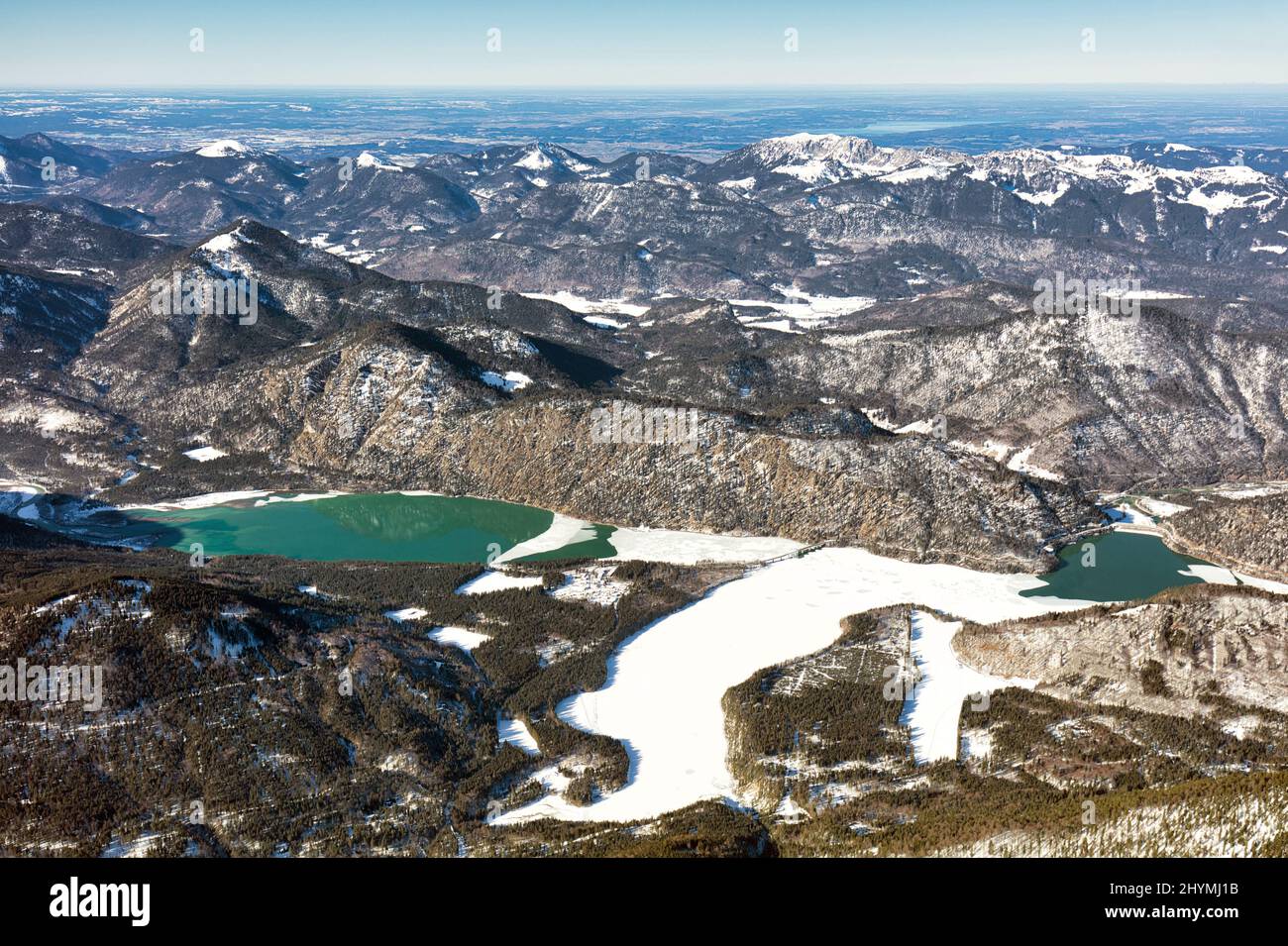 Sylvenstein Talsperre im Winter, teilweise gefroren. Oben Mitte Starnberger See, links davon Ammersee, Luftaufnahme, 09.02.2022, Deutschland, Bayern Stockfoto