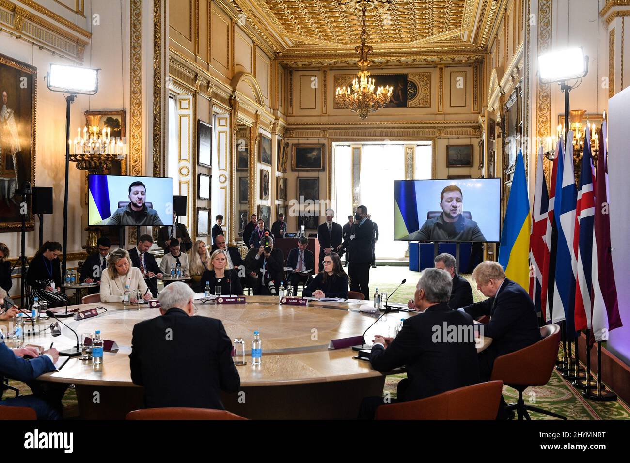 Der ukrainische Präsident Volodymyr Zelensky spricht bei einem Gipfeltreffen der Joint Expeditionary Force (JEF) in London von führenden Videoverbindern. Bilddatum: Dienstag, 15. März 2022. Stockfoto
