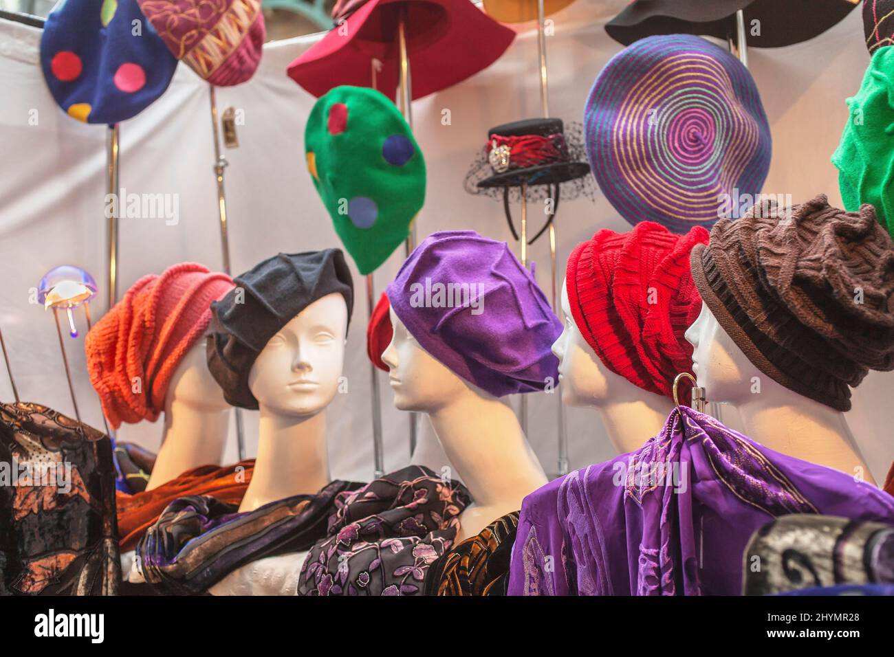 Modische Hüte, Apple Market, Covent Garden, London, England, VEREINIGTES KÖNIGREICH Stockfoto