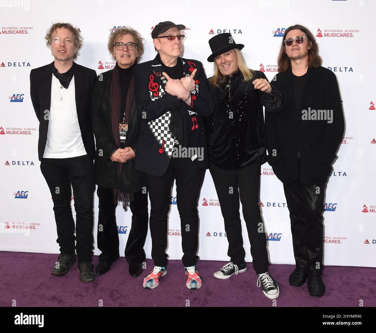 DAXx Nielsen, Tom Petersson, Rick Nielsen, Robin Zander und Robin Taylor Zander Jr. von Cheap Trick bei der Teilnahme an der MusicCares Person of the Year Ehrung Aerosmith, die in Los Angeles, Kalifornien, stattfand Stockfoto