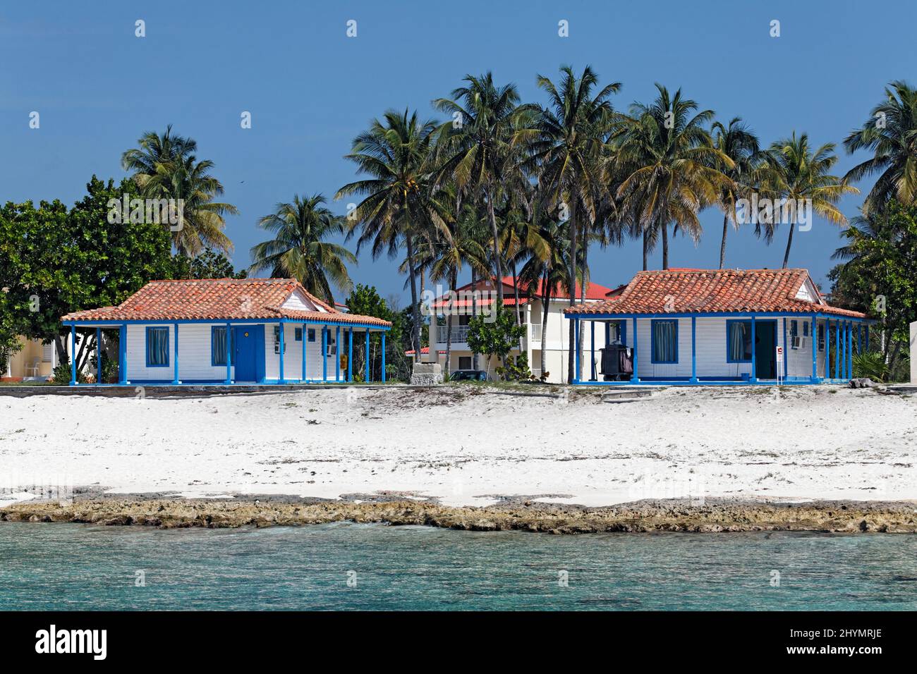 Strand, Steinig, Meer, Bunglow, Palmen, Hotel, Bungalow Resort, Maria la Gorda, Pinar del Rio Provinz, Kuba, Karibik Stockfoto