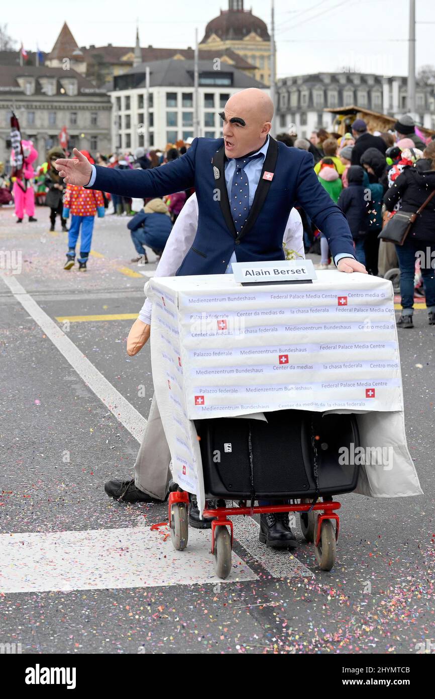 Karnivalisten Bundesrat Alain Berset Motiv, Luzern, Schweiz, Karnevalszug, Parade mit verkleideten Menschen, Schweiz Stockfoto