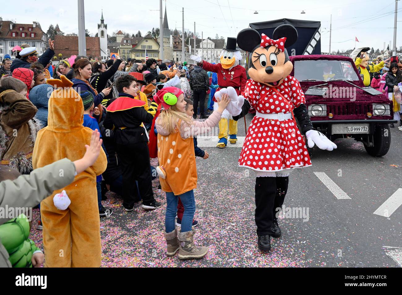Karneval Minnie Mouse Motiv, Karnevalsparade, Parade mit verkleideten Menschen, Schweiz Stockfoto
