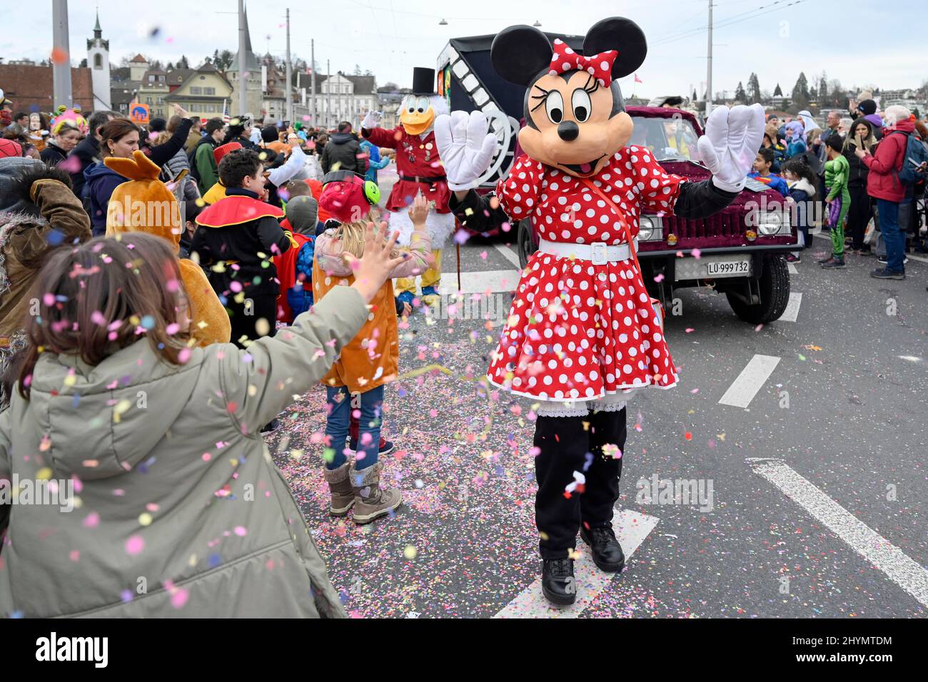 Karneval Minnie Mouse Motiv, Karnevalsparade, Parade mit verkleideten Menschen, Schweiz Stockfoto
