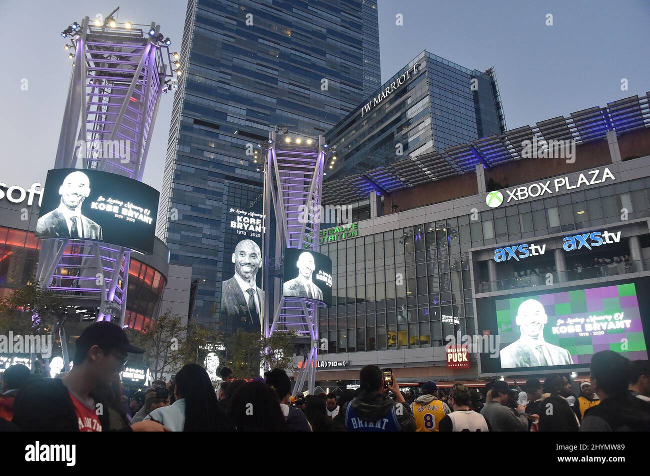 Gedenkstätte für Kobe Bryant vor dem Staples Center am 26. Januar 2020 in Los Angeles, CA. Stockfoto