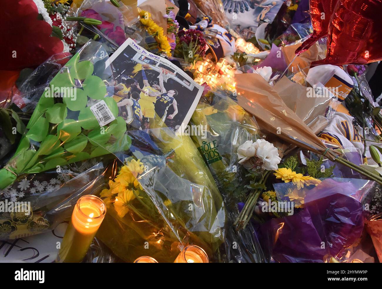 Gedenkstätte für Kobe Bryant vor dem Staples Center am 26. Januar 2020 in Los Angeles, CA. Stockfoto