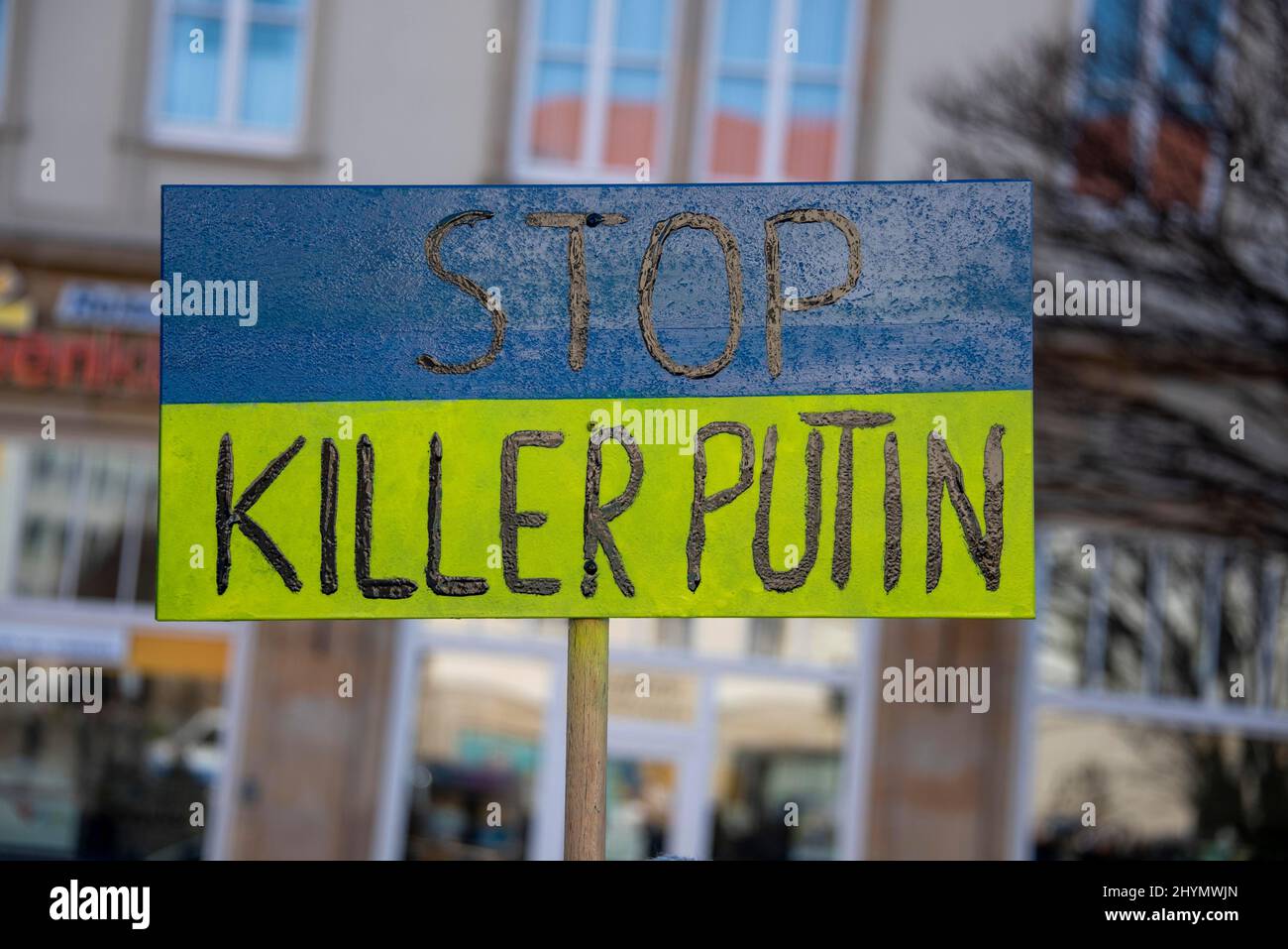 Protestplakat mit der Aufschrift Stop, Killer Putin, Demonstration gegen den Ukraine-Krieg, Magdeburg, Sachsen-Anhalt, Deutschland Stockfoto