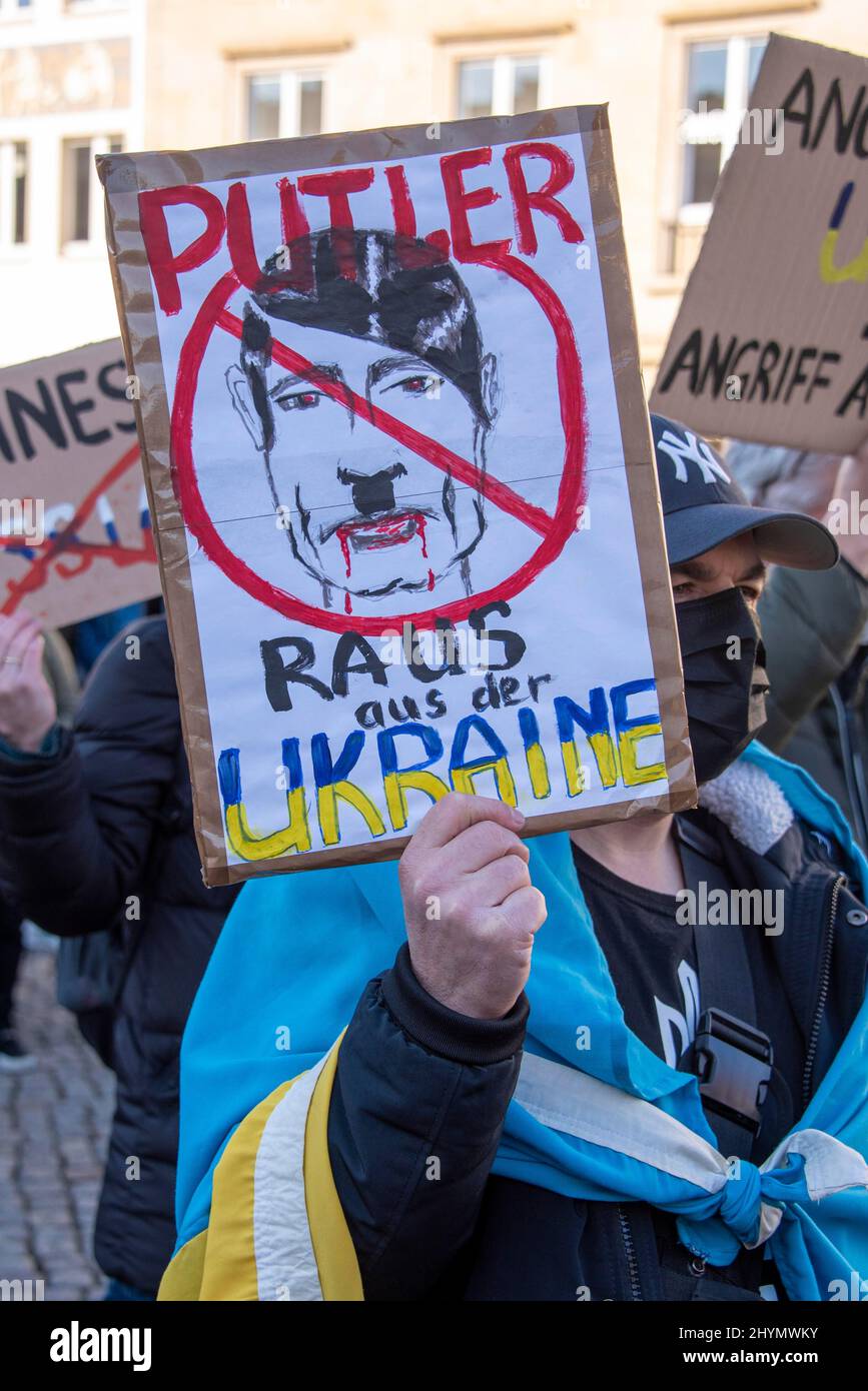 Demonstration gegen Krieg in der Ukraine, Protestplakat zeigt Putin als neuen Hitler, Magdeburg, Sachsen-Anhalt, Deutschland Stockfoto