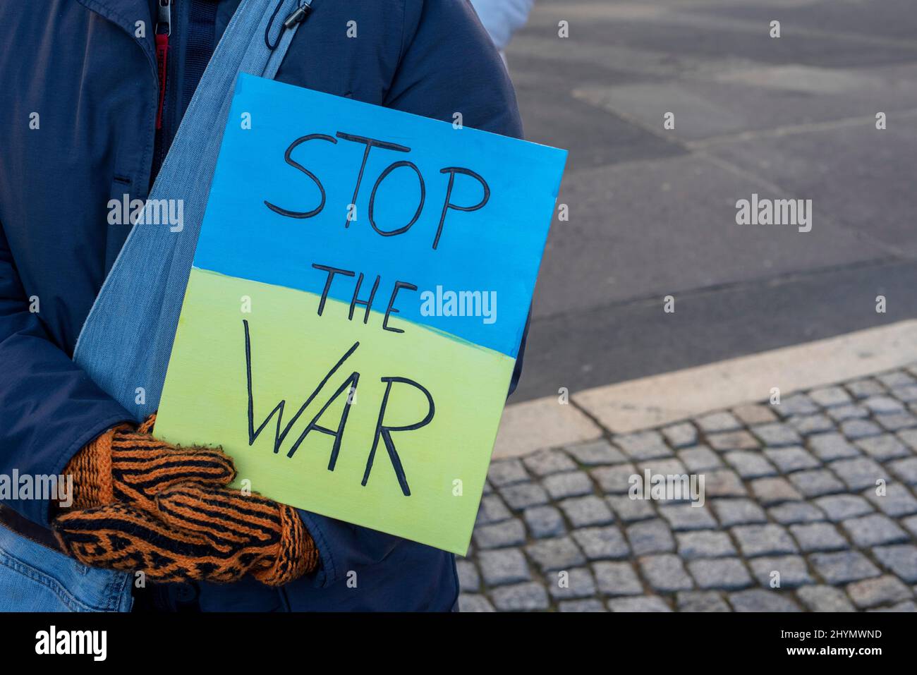 Protestplakat mit der Aufschrift Stoppt den Krieg, Demonstration gegen den Ukraine-Krieg, Magdeburg, Sachsen-Anhalt, Deutschland Stockfoto