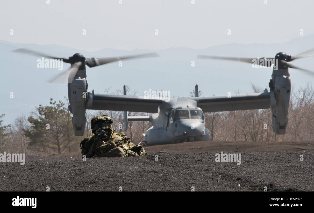 Gotemba, Japan. 15. März 2022. Mitglieder des Amphibious Rapid Deployment Regiment, Japan Ground Self-Defence Force nehmen am Dienstag, den 15. März 2022, an einer gemeinsamen militärischen Übung mit der Marine Expeditionary Unit 31., U.S. Marines, im Camp Fuji in der Präfektur Shizuoka, Japan Teil. Foto von Keizo Mori/UPI Credit: UPI/Alamy Live News Stockfoto